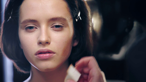 a sminkes árnyékolástechnikai kontúrnézete a modell arcán kozmetikai szivaccsal - Felvétel, videó