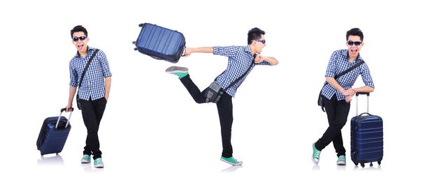 Νεαρός με ταξιδιωτική βαλίτσα στα λευκά - Φωτογραφία, εικόνα