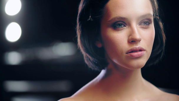 studio shoot of naked beautiful woman with makeup looking away - Materiaali, video