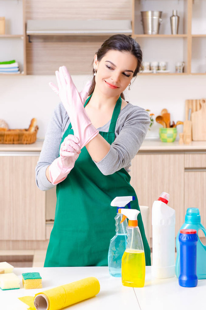 Joven contratista haciendo tareas domésticas  - Foto, imagen