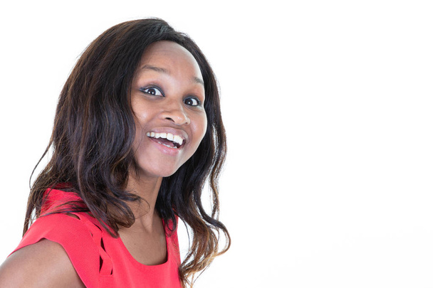 lachende Frau afrikanischer Amerikaner lächelnd auf weißem Hintergrund Kopierraum - Foto, Bild