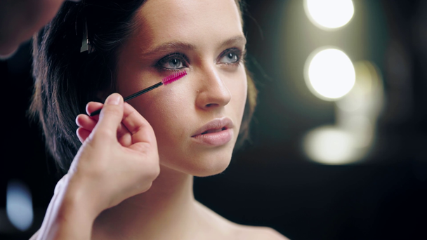 částečný pohled na make-up umělec čištění modelových řas - Záběry, video