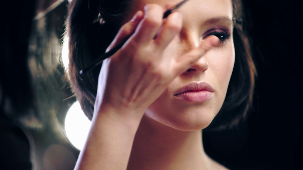 bijgesneden weergave van make-up artiest borstelen model wenkbrauw  - Video