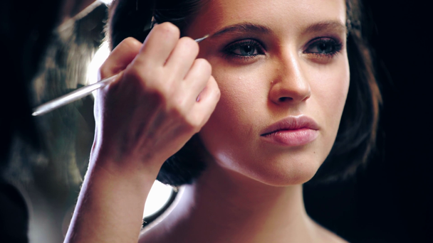abgeschnittene Ansicht von Make-up-Artist Anwendung Augenbrauentöne mit kosmetischen Pinsel - Filmmaterial, Video