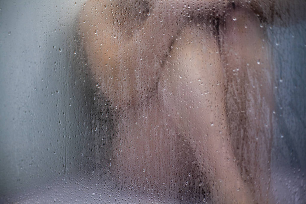 Το κορίτσι στο ντους, επιλεκτική εστίαση σε σταγόνες νερού - Φωτογραφία, εικόνα