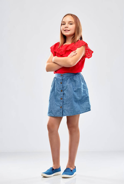 beautiful smiling girl with crossed arms - Fotoğraf, Görsel
