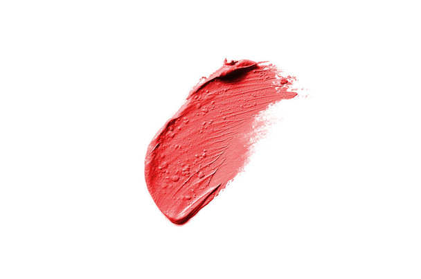 Mancha y textura de lápiz labial o pintura acrílica aislada sobre fondo blanco. Color rojo
 - Foto, imagen