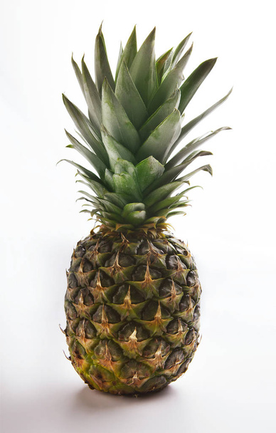 Hele ananas geïsoleerd op wit - Foto, afbeelding