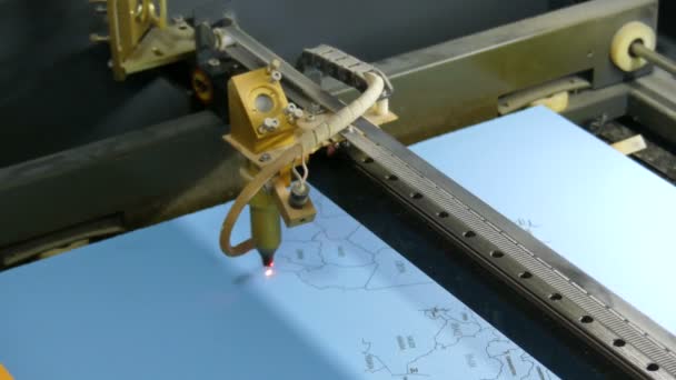 Компьютерное запрограммированное устройство рисует карту на картонке с помощью лазера на заводе
 - Кадры, видео
