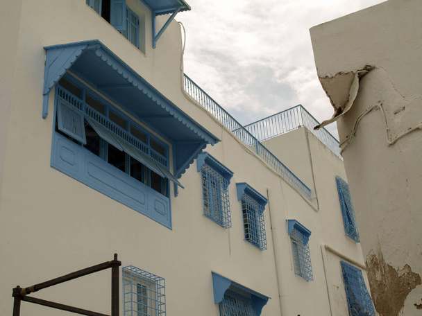 Ablakok és épületek közel a központhoz Sidi Bou Said, a híres falu hagyományos tunéziai építészet - Fotó, kép