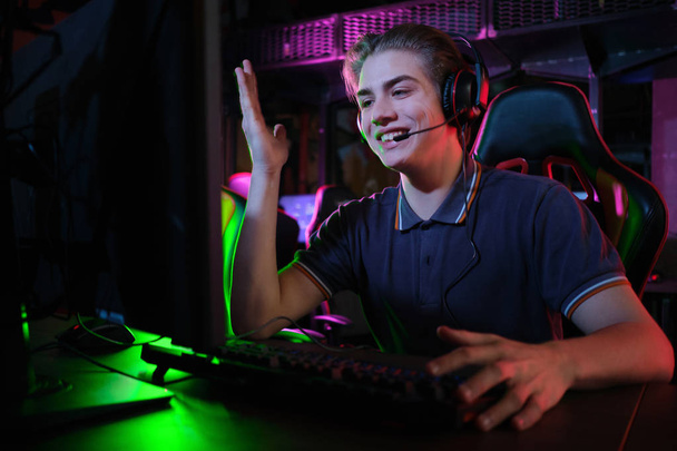 Professionele jonge Kaukasische gamer spelen online op zijn PC. Hij boos vanwege het verlies van het spel - Foto, afbeelding