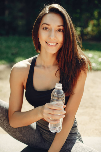 Beautiful sports girl in a summer park - Foto, Imagem
