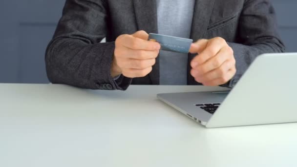 online shopping man buy internet laptop card - Video, Çekim