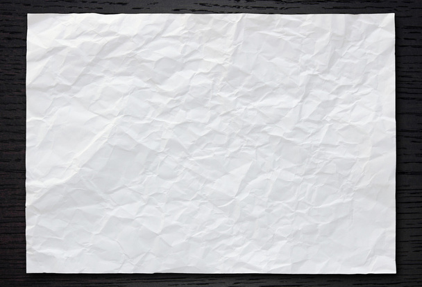 Белая мятая бумага на фоне темного дерева
 - Фото, изображение