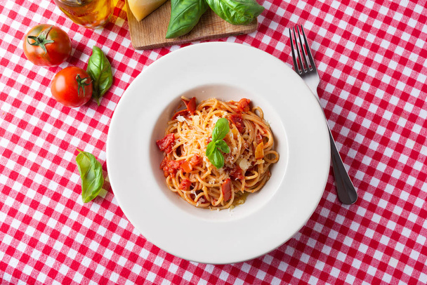 Delicios spagettia tomaattikastikkeella ja juustolla
 - Valokuva, kuva