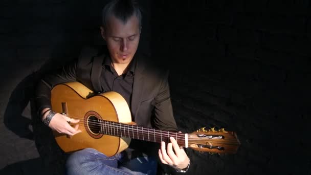 kitaristi soittaa flamenco musiikkia musta tiili seinään tausta
 - Materiaali, video