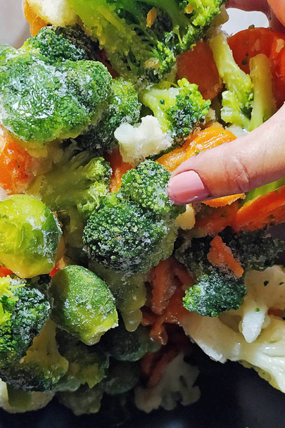 Fondo de verduras congeladas. Brócoli, zanahorias, coliflor, coles de Bruselas. Concepto de alimentación saludable
. - Foto, Imagen