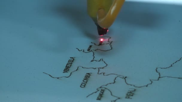 Laser controlado por computador desenhando mapa latino-americano em uma cartolina na oficina
 - Filmagem, Vídeo