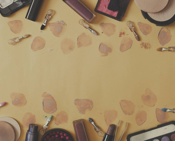 Vrouwen cosmetica en accessoires op papier achtergrond. Schoonheidsproducten. Vlak uitzicht. Kopieerruimte - Foto, afbeelding