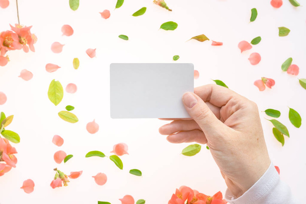 Woman holding blank white business card mock up - Foto, Imagem