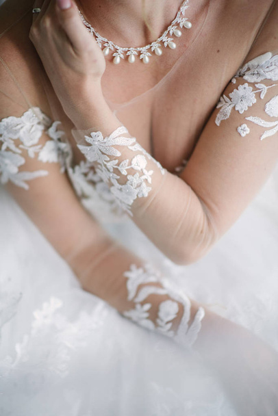 Молода жінка позує в білій весільній сукні крупним планом
 - Фото, зображення