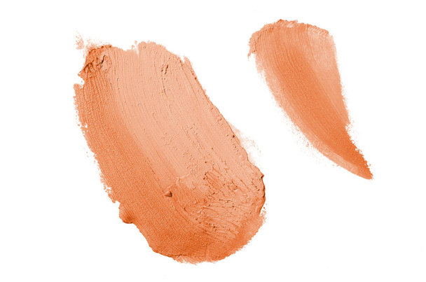 Mancha e textura de batom ou tinta acrílica isolada sobre fundo branco. Cor laranja
 - Foto, Imagem