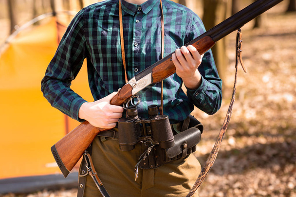 Φθινοπωρινή κυνηγετική σεζόν. Ένας κυνηγός με όπλο. Κυνήγι στο δάσος - Φωτογραφία, εικόνα