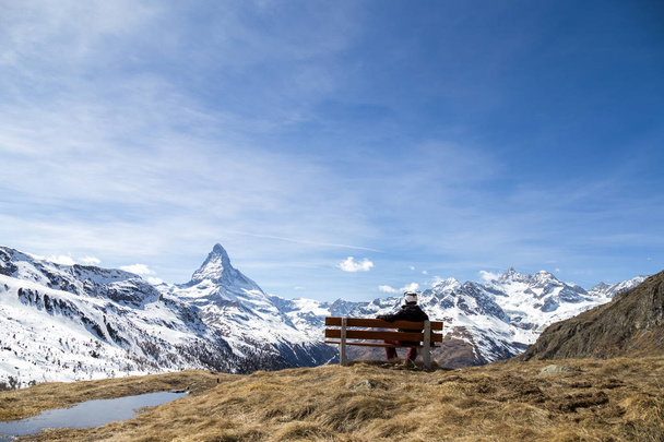 Férfi egy padon, Matterhorn kilátással - Fotó, kép