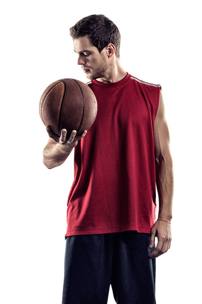 Баскетболист, стоящий с мячом в руке на белом фоне
 - Фото, изображение
