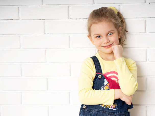 Cute girl 4-5 year old posing in studio - Fotoğraf, Görsel