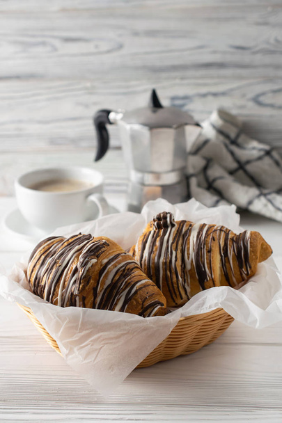 Ranní stolek s kávou, čerstvě pečené croissanty s čokoládou - Fotografie, Obrázek