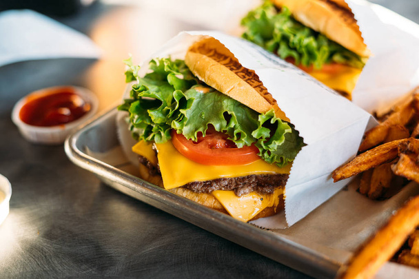 Authentic New York cheese burger. Delicious fast food. - Fotoğraf, Görsel