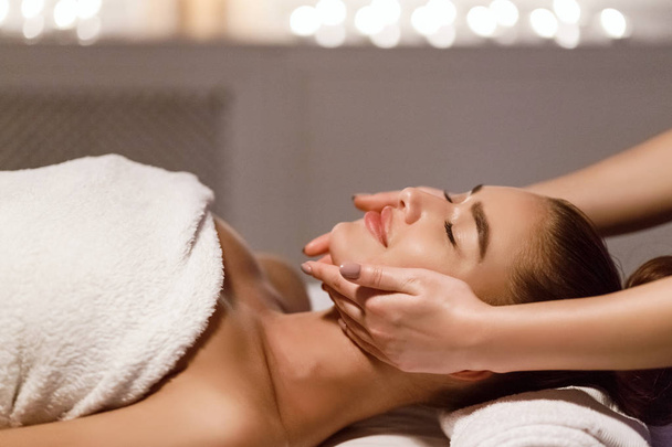 Massagem facial. terapeuta massagem mulheres pescoço e queixo
 - Foto, Imagem