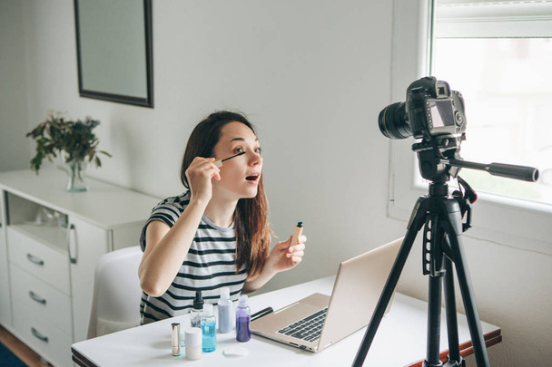 Beauty blogger shows how to do makeup - Fotó, kép
