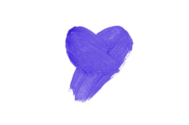Sıvı ruj kalp şekli leke beyaz arka plan üzerinde izole. Mor renk - Fotoğraf, Görsel