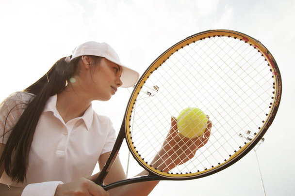 mladá žena hraje tenis na kurtu - Fotografie, Obrázek