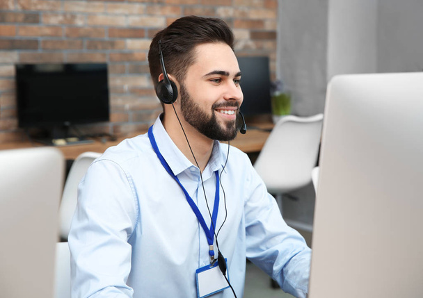 Technical support operator with headset working in office - Φωτογραφία, εικόνα