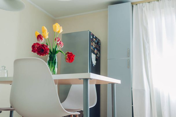 Design de cuisine moderne. Intérieur de cuisine blanche et argentée décorée de fleurs. Appartement confortable
 - Photo, image