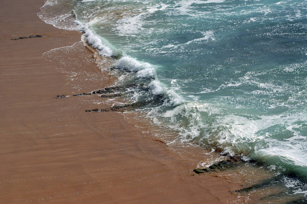 Óceán hullámai. Gyönyörű tengerpart Portugália - Fotó, kép