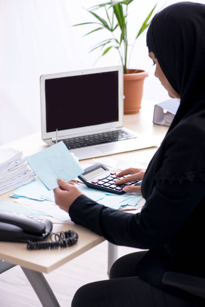 Kobieta księgowa w hidżabie pracująca w biurze  - Zdjęcie, obraz