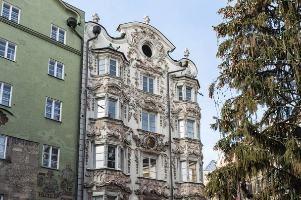 Innsbruck, Avusturya - 01 Ocak 2019: Helbling House (Helblinghaus) at Herzog-Friedrich-Strasse - Eski Kent'te barok tarzda bir binadır - Fotoğraf, Görsel
