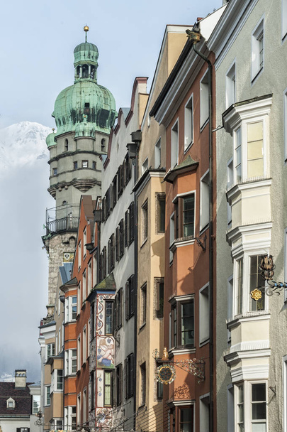 INNSBRUCK, AUSTRIA - ENERO, 01 2019: La torre de la ciudad y los edificios coloridos en Herzog-Friedrich-Strasse, en el casco antiguo (Altstadt) - Innsbruck
 - Foto, imagen