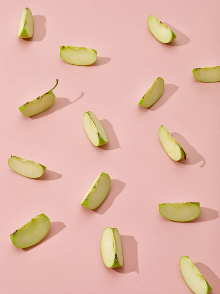 jablečné kousky na růžovém pozadí - Fotografie, Obrázek