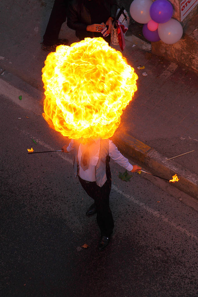 Kunstenaar likken vuur uit haar mond in Istanboel - Foto, afbeelding