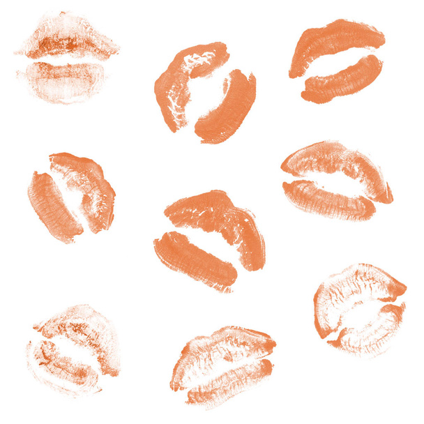 Vrouwelijke lippen lipstick kiss print set voor Valentijn dag geïsoleerd op wit. Oranje kleur - Foto, afbeelding