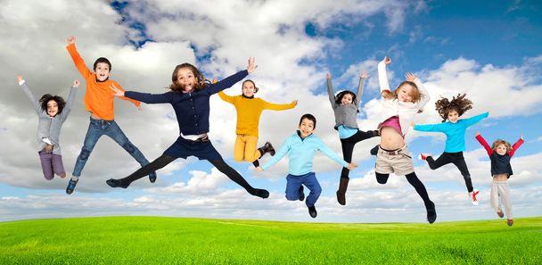 Kinder springen - Foto, Bild