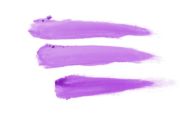 Rozmaz i tekstury szminki lub farby akrylowej na białym tle. Kolor fioletowy - Zdjęcie, obraz