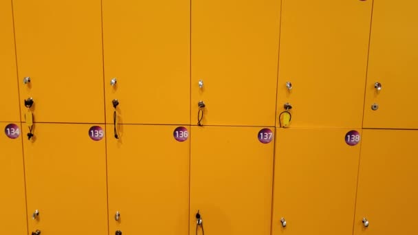 4k крупным планом видео камеры медленно движется вдоль ряда желтых шкафчиков в школе
 - Кадры, видео