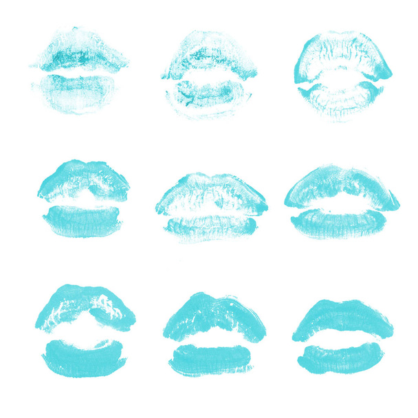 weibliche Lippen Lippenstift-Kuss-Print-Set für den Valentinstag isoliert auf weiß. hellblaue Farbe - Foto, Bild