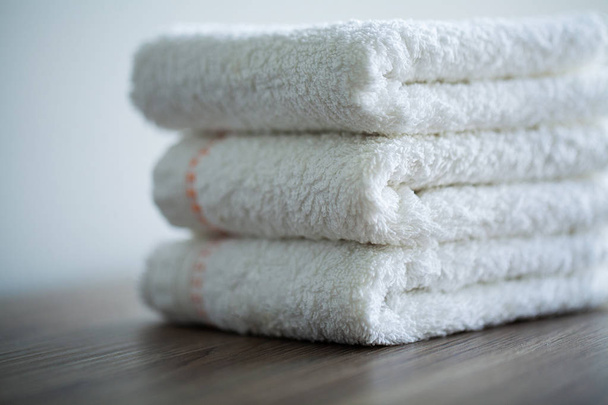 Spa. Serviettes en coton blanc utilisent dans la salle de bain Spa. Concept de serviette. Photo pour hôtels et salons de massage. Pureté et douceur. Serviette textile
 - Photo, image